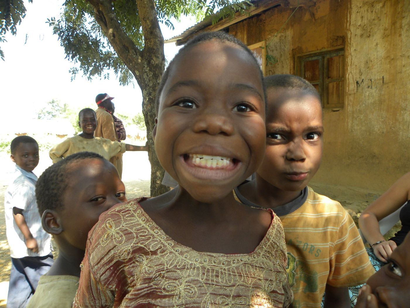 Enfants souriants dans un village du Tanganyika