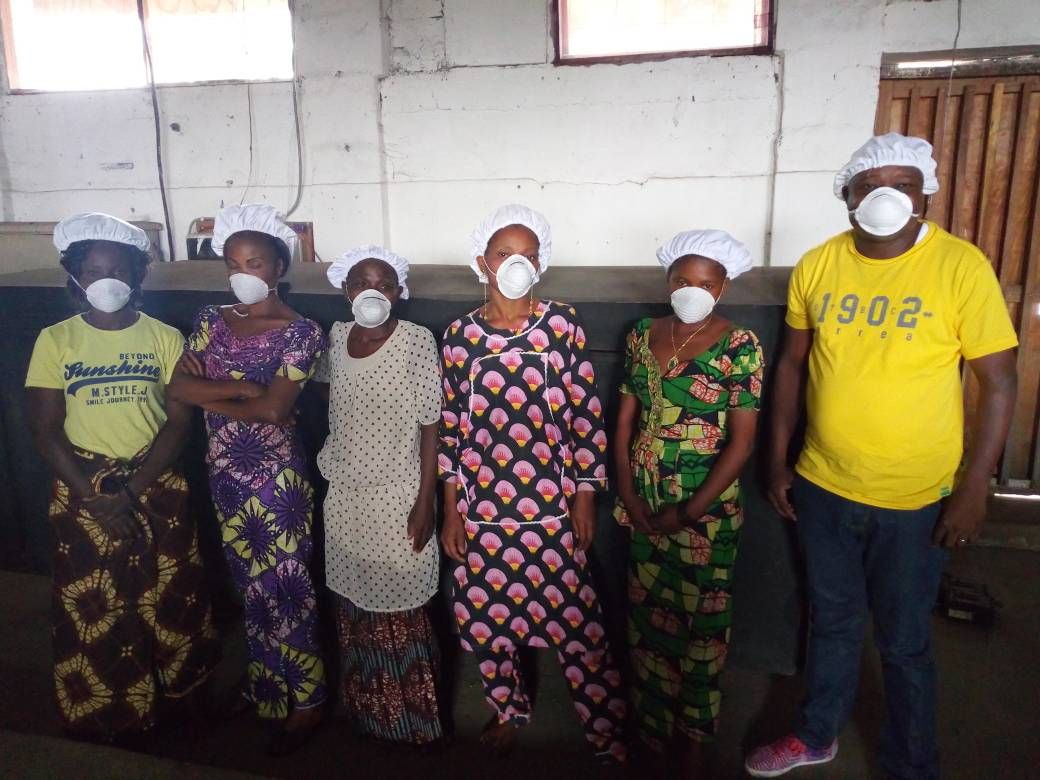 L'équipe de transformation en tenue d'hygiène